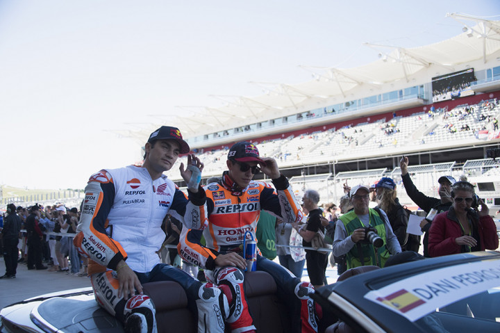 Rekan satu tim Marquez, Dani Pedrosa, melengkapi podium dengan finis di urutan ketiga.