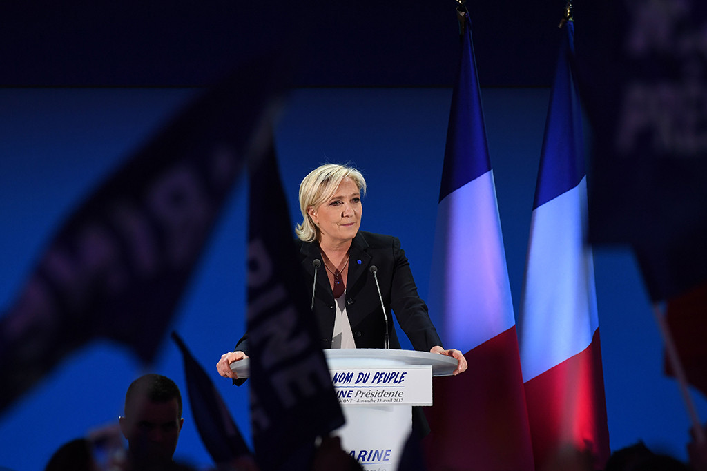 Di malam yang sama, Le Pen mengimbau kepada seluruh 'patriot' untuk mendukungnya di pemilu putaran final yang akan digelar pada 7 Mei mendatang.