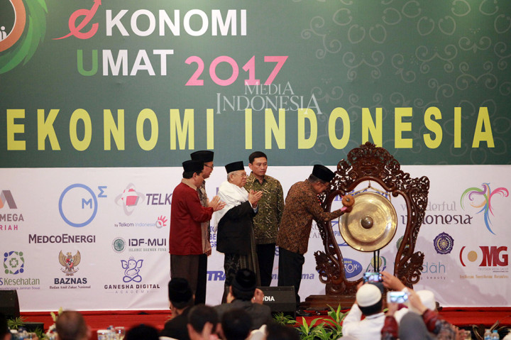 Wakil Presiden Jusuf Kalla memukul gong saat penutupan Kongres Ekonomi Umat 2017 di Hotel Sahid, Jakarta, Senin (24/7/2017).