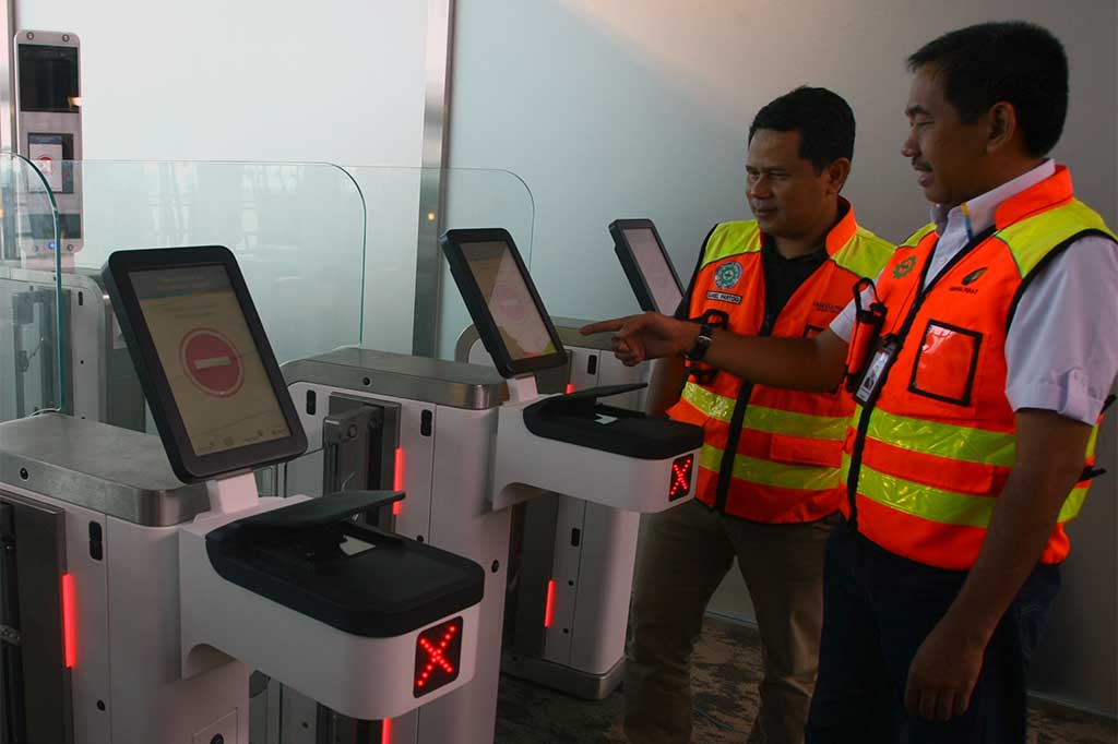 Dirut PT Angkasa Pura II Muhammad Awaluddin (kanan) mendapat penjelasan dari Corporate Secretary and Legal Agus Haryadi tentang mesin Aotu Gate saat meninjau kesiapan akhir pengoperasian Terminal 3 Internasional Bandara Soekarno Hatta, Tangerang, Banten.