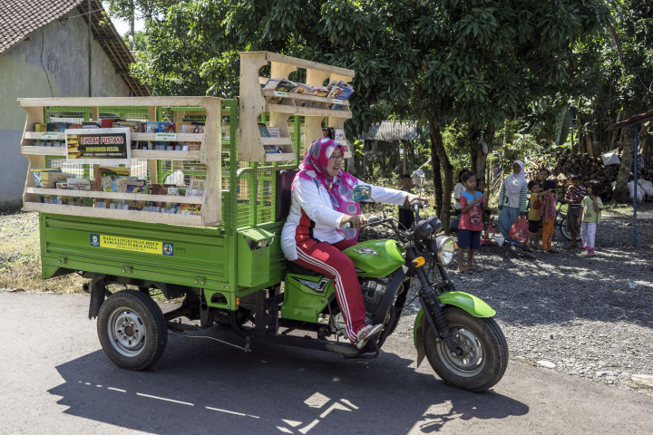 Pengelola Perpustakaan 'Limbah Pustaka' Raden Roro Hendarti mengendarai sepeda motor roda tiga berkeliling membawa buku dan mengumpulkan sampah warga di Desa Desa Muntang, Kecamatan Kemangkon, Purbalingga, Senin (24/4/2017).