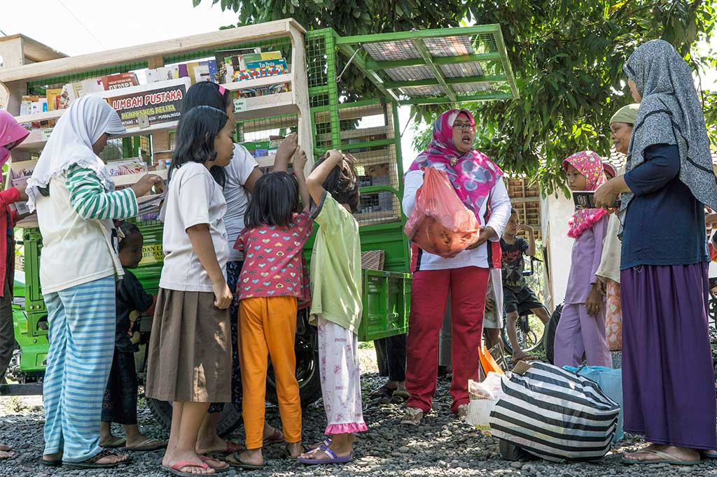 Limbah Pustaka adalah perpustakaan keliling desa yang digabungkan dengan bank sampah, sehingga warga desa dapat meminjam buku dengan cara menyetor sampah yang bisa didaur ulang. 