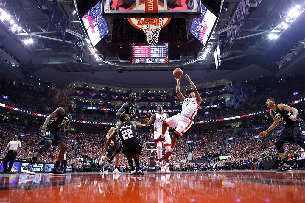 Kyle Lowry menambah 16 poin dan 10 assist untuk Raptors.