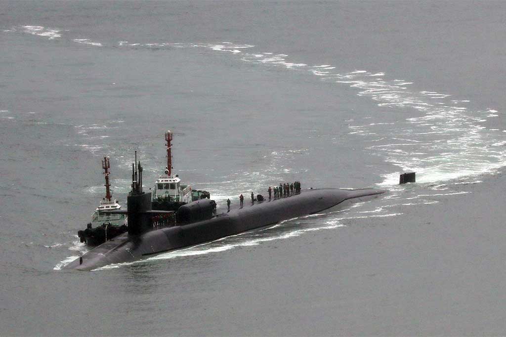 Kapal selam bertenaga nuklir AS, USS Michigan bersiap singgah di Pelabuhan Busan, Korsel, Selasa (25/4/2017).