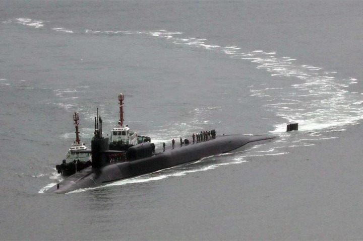 Kapal selam bertenaga nuklir AS, USS Michigan bersiap singgah di Pelabuhan Busan, Korsel, Selasa (25/4/2017).