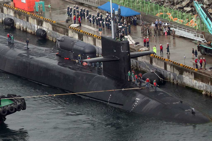 USS Michigan merapat di Pelabuhan Busan, di tengah ketegangan Semenanjung Korea.