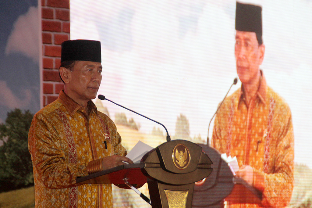 Menko Polhukam Wiranto memberi sambutan saat peringatan Hari Otonomi Daerah ke-21 di Alun-alun Sidoarjo, Jawa Timur. Acara ini mengambil tema Dengan Semangat Otonomi Daerah, Kita Tingkatkan Kinerja Pelayanan Publik Melalui E-Government.