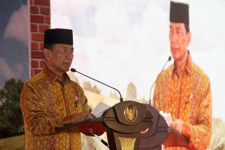 Menko Polhukam Wiranto memberi sambutan saat peringatan Hari Otonomi Daerah ke-21 di Alun-alun Sidoarjo, Jawa Timur. Acara ini mengambil tema Dengan Semangat Otonomi Daerah, Kita Tingkatkan Kinerja Pelayanan Publik Melalui E-Government.