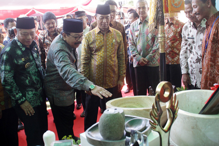Menko Polhukam Wiranto (ketiga kiri), Menteri Dalam Negeri Tjahjo Kumolo (keempat kiri), Gubernur Jatim Soekarwo (kedua kiri), Bupati Sidoarjo Saiful Ilah (kiri) meninjau salah satu stan saat peringatan Hari Otonomi Daerah ke-21 di Alun-alun Sidoarjo, Jawa Timur.