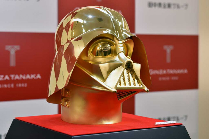 Topeng berlapis emas tersebut tidak dijual untuk umum, namun koin emas berukiran Darth Vader atau Stormtroopers akan dijual mulai 4 Mei mendatang.