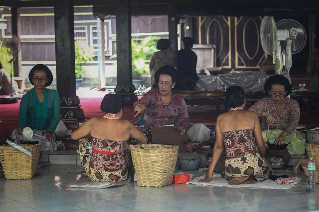 Permaisuri Raja Keraton Yogyakarta Gusti Kanjeng Ratu (GKR) Hemas (tengah) bersama putrinya GKR Mangkubumi (kiri) dan GKR Condrokirono membuat kue apem di Bangsal Sekar Kedaton, Keraton Yogyakarta, DI Yogyakarta, Selasa (25/4/2017).