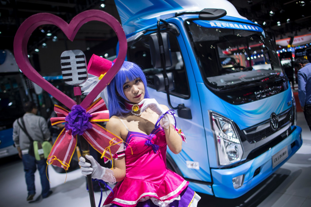 Beiqi Foton Motor punya cara unik menarik pengunjung mampir ke booth-nya. Tidak cuma wanita cantik, produsen truk asal Tiongkok ini mendandani para pramuniaga dengan pakaian cosplay. 