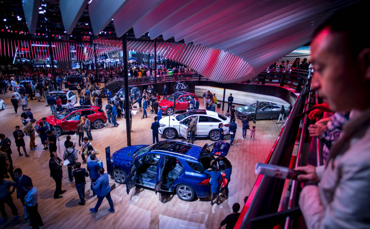 Keramaian pengunjung di booth Mercedes-Benz yang sangat luas. Produsen terkemuka asal Jerman ini semakin serius menggarap pasar Tiongkok. 