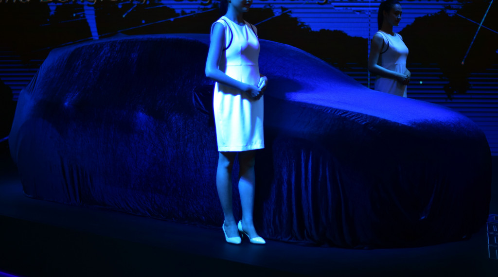 Dua pramuniaga bersiap di panggung peluncuran mobil model terbaru. Ratusan model kendaraan penumpang, sport car, SUV, bertenaga listrik dan konsep dihadirkan dalam pameran yang berlangsung hingga akhir bulan ini. 