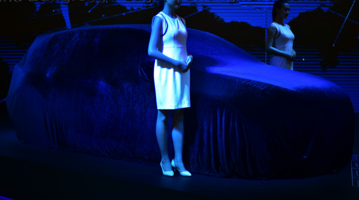 Dua pramuniaga bersiap di panggung peluncuran mobil model terbaru. Ratusan model kendaraan penumpang, sport car, SUV, bertenaga listrik dan konsep dihadirkan dalam pameran yang berlangsung hingga akhir bulan ini. 