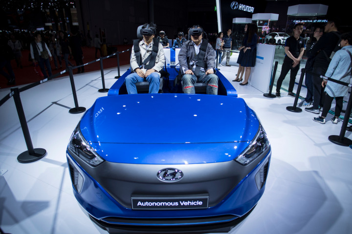 Mencicipi serunya mengemudi dengan mobil autonomus di booth Hyundai. Puluhan produsen dari Asia, Eropa dan Amerika sedang berlomba menjadi yang pertama mampu menghadirkan kendaraan berteknologi canggih ini.