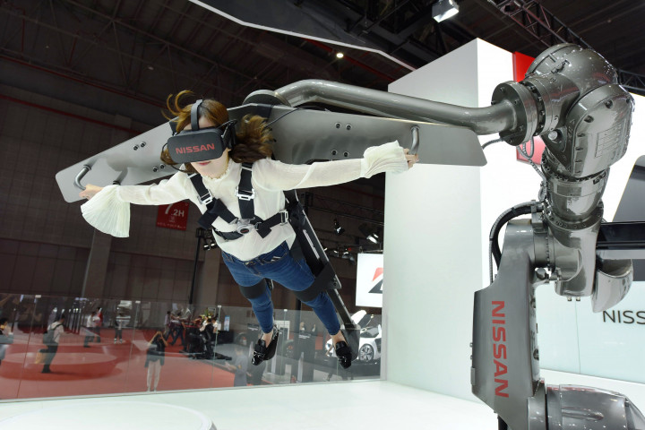 Tidak cuma mobil, teknologi autonomus yang mengandalkan sensor radar juga akan diterapkan di pesawat terbang. Di booth Nissan, pengunjung dapat mencicipi keseruan terbang. 