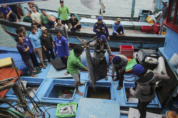 Anggota Polair Polda Kepri mengamankan tangkapan ikan dari kapal nelayan asing ilegal di Pelabuhan Batu Ampar, Batam, Kepulauan Riau.