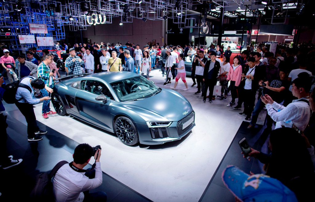 Generasi terbaru sportcar Audi dikerumuni pengunjung pameran. Pangsa pasar sportcar adalah kaum muda kaya raya yang makin banyak bermunculan di Tiongkok.