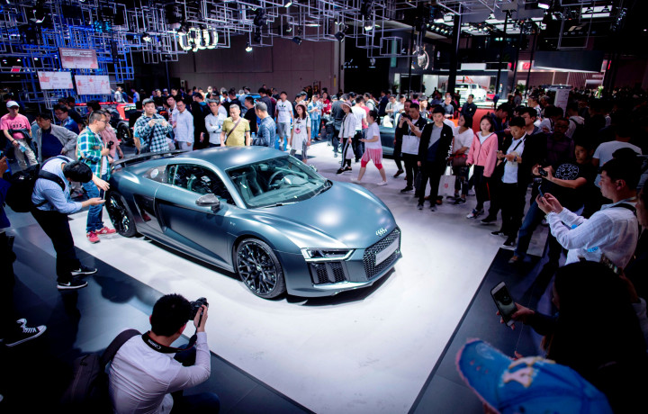 Generasi terbaru sportcar Audi dikerumuni pengunjung pameran. Pangsa pasar sportcar adalah kaum muda kaya raya yang makin banyak bermunculan di Tiongkok.