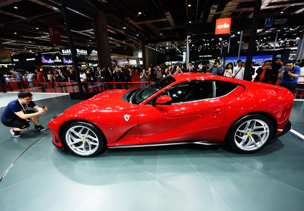 Ferrari 812 Superfast. Di Tiongkok, sportcar mewah warna merah menyala ini adalah favorit para calon pengantin yang ingin tampil kaya raya. 