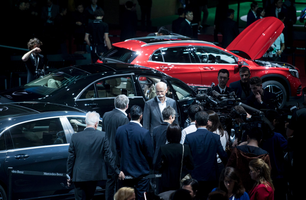 CEO Daimler and Mercedes-Benz, Dieter Zetsche, di tengah kerumunan wartawan usai memperkenalkan rangkaian produk barunya. Tak semua pameran kelas dunia, dia tangani langsung.