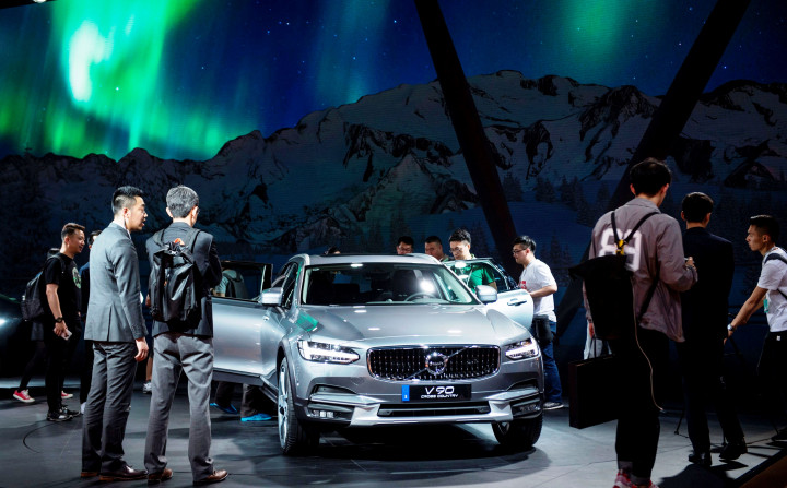 Volvo yang kini dimiliki miliarder Li Shufu -pemilik Geely- menawarkan XC90. Di Tiongkok penggemar SUV mewah terus bertambah dari tahun ke tahun.