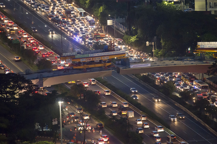 Pemerintah Provinsi DKI Jakarta menargetkan pembangunan jalan layang Simpang Susun Semanggi rampung pada 2017 sehingga bisa dioperasikan untuk menunjang penyelenggaraan Asian Games 2018.