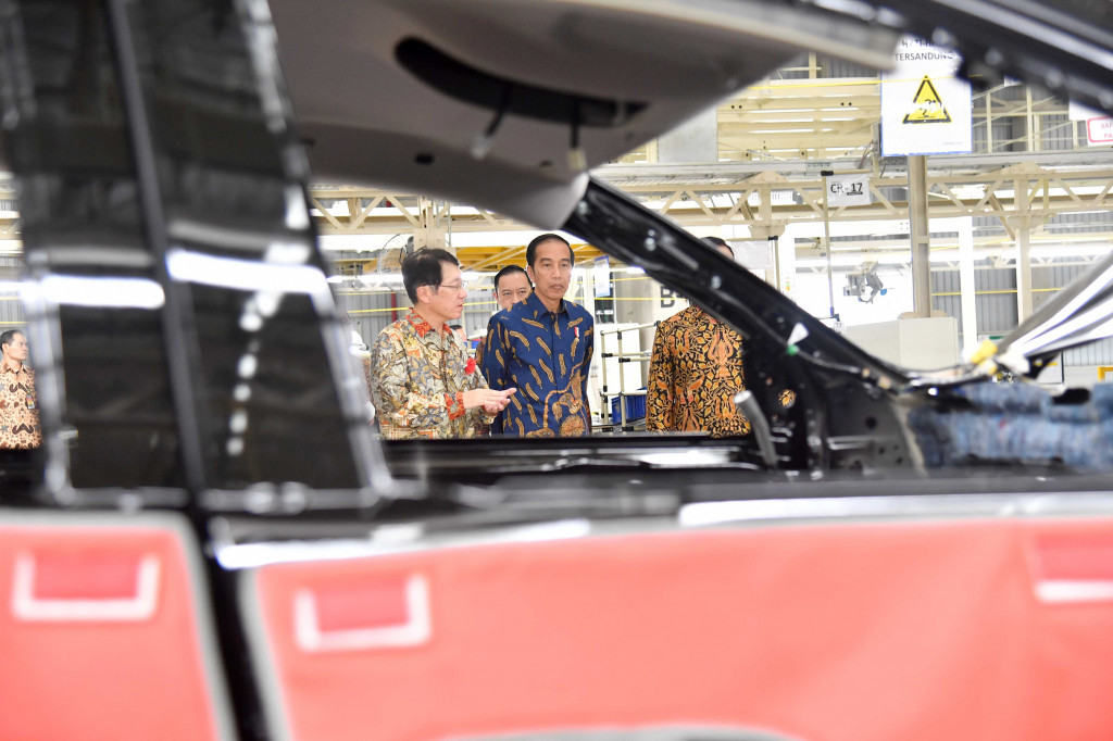 Presiden Joko Widodo meninjau pabrik Mitsubishi Motor Krama Yudha Indonesia (MMKI) di Cikarang, Bekasi, Jawa Barat, Selasa (25/4/2017).