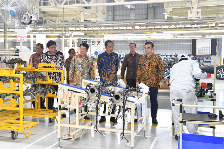 Menteri Perindustrian Airlangga Hartarto, Menteri Sekretaris Negara Pratikno, Kepala Badan Koordinasi Penanaman Modal (BKPM) Thomas Lembong, dan Wakil Gubernur Jawa Barat Dedi Mizwar turut mendampingi Presiden Jokowi di pabrik Mitsubishi yang baru diresmikan.
