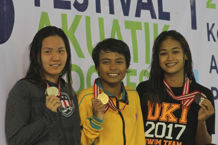 Di nomor 100 meter gaya punggung putri, perenang Jawa Timur Nurul Fajar Putri (tengah) sukses meraih juara dengan catatan waktu satu menit 04,58 detik. Perenang Jawa Barat Yessy Yosaputra (kiri) menempati posisi 2, sedangkan posisi 3 ditempati perenang DKI Jakarta AA Istri Kania.