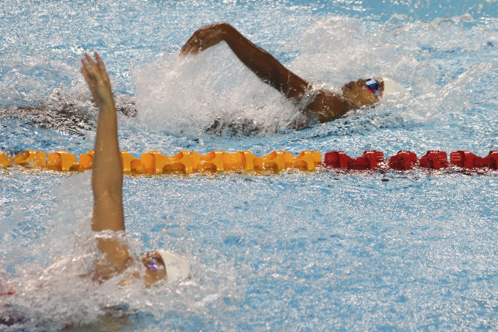 Perenang Jawa Timur Nurul Fajar Fitri (atas) beradu cepat dengan perenang Jawa Barat Yessy V Yosaputra (bawah) pada nomor 100 meter gaya punggung putri Festival Akuatik Indonesia di Arena Aquatik Jakabaring Sport City (JSC), Palembang, Sumatera Selatan, Selasa (25/4/2017). 
