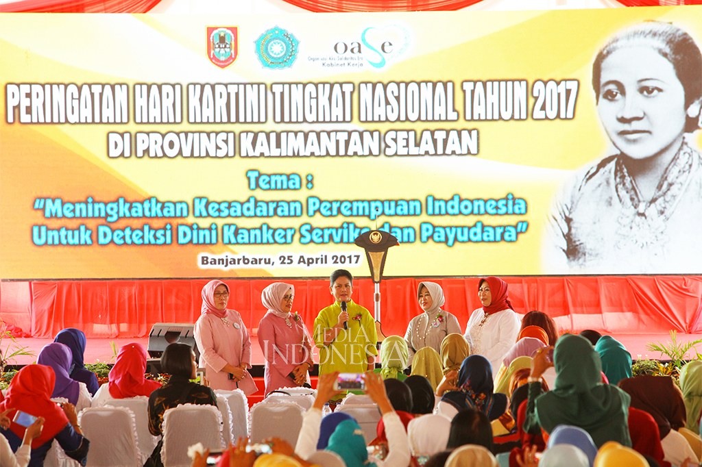 Ibu Negara Iriana Joko Widodo disambut warga yang menghadiri acara Peringatan Hari Kartini Tahun 2017 di Lapangan Dr. Murdjani Banjarbaru, Kelurahan Loktabat Utara, Kecamatan Banjarbaru Utara, Kota Banjarbaru, Kalimantan Selatan.