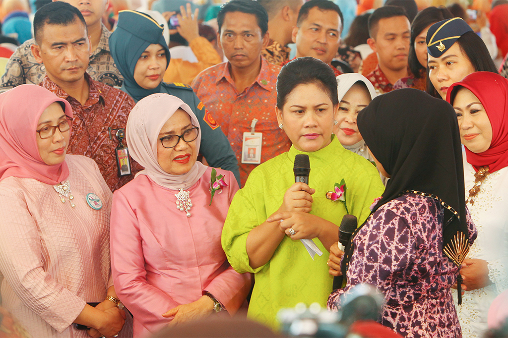 Saat kunjungannya tersebut, Iriana mengingatkan pentingnya perawatan kesehatan kaum perempuan dengan melakukan deteksi kanker serviks dan payudara.