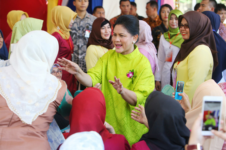 Ibu Negara Iriana Joko Widodo berdialog dengan warga saat menghadiri peringatan Hari Kartini 2017 di lapangan Murjani Banjarbaru, Kalsel.