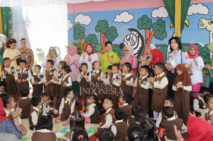 Selain itu, Ibu Negara Iriana Joko Widodo menemui sejumlah anak tingkat Pendidikan Anak Usia Dini (PAUD) Terpadu Tunas Bangsa di Banjarbaru, Kalimantan Selatan.