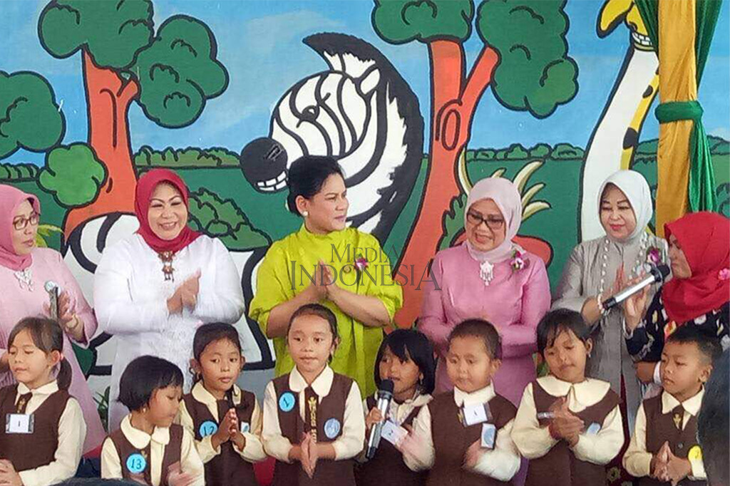 Iriana memberikan semangat agar anak-anak PAUD terus giat belajar untuk mencapai cita-cita.