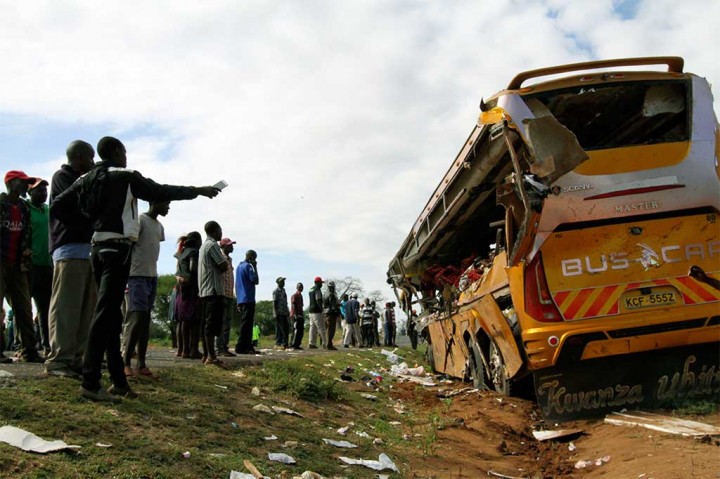 Kecelakaan terjadi saat bus yang tengah menuju ke Mombasa menyalip beberapa kendaraan dan kehilangan kendali kemudian bertabrakan dengan truk trailer dari arah berlawanan. 