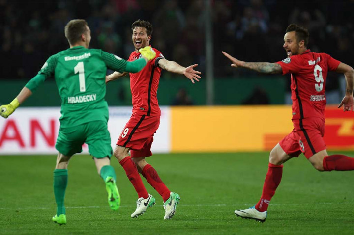 Pada babak adu penalti penjaga gawang Frankfurt Lucas Hradecky menjadi pahlawan dengan menahan eksekusi Andreas Christensen dan Djibril Sow.  Frankfurt menang 7-6. 