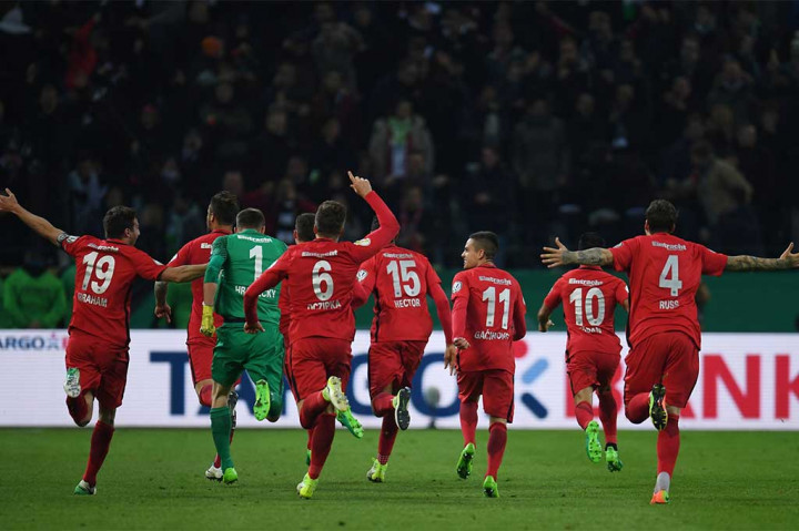 Babak adu penalti dilakukan setelah kedua tim bermain imbang 1-1 hingga babak tambahan waktu.