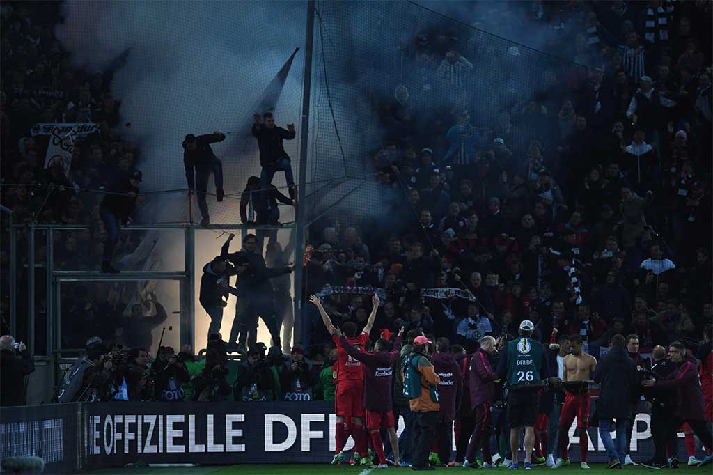 Suporter Frankfurt menyambut gembira keberhasilan tim kesayangan mereka. Di final Frankfurt akan menghadapi pemenang antara  Bayern Munich atau Borussia Dortmund.