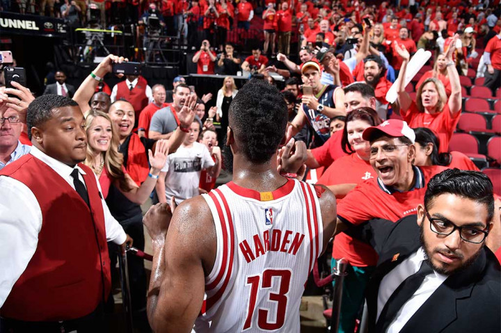 Guard Houston Rockets James Harden mendapat sambutan meriah dari para penggemar saat menuju ruang ganti usai timnya mengalahkan Oklahoma City Thunder 105-99, Rabu (26/4/2017) WIB.