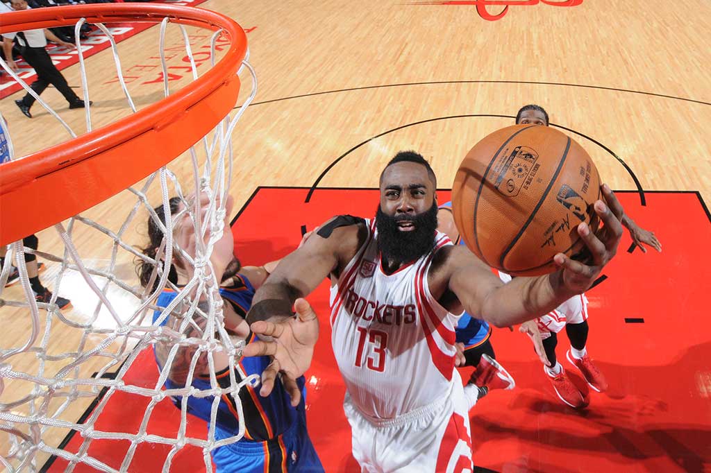 Harden menjadi penyumbang poin terbanyak bagi Rockets yaitu 34 poin, 8 rebound, dan 4 assist.