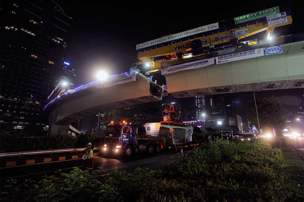 Pekerja menyelesaikan pemasangan box girder terakhir pada proyek Simpang Susun Semanggi di kawasan Semanggi, Jakarta, Selasa (25/4/2017) malam.