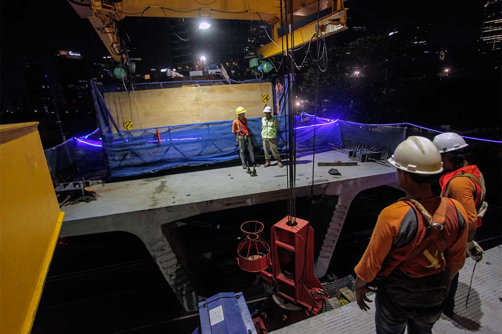 Pemasangan sambungan jembatan ini merupakan tahap akhir pembangunan fisik simpang susun Semanggi.