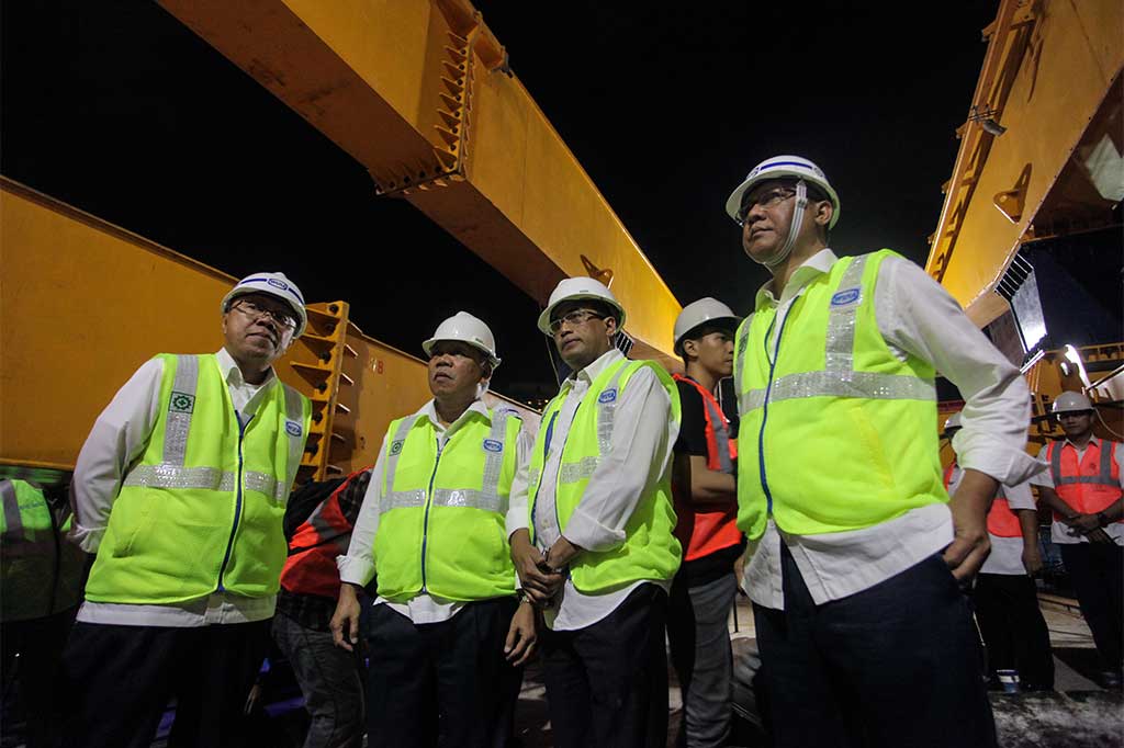 Menteri Pekerjaan Umum dan Perumahan Rakyat Basuki Hadimoeljono (kedua kiri) bersama Menteri Perhubungan Budi Karya Sumadi (ketiga kiri) menyaksikan pemasangan box girder terakhir pada pembangunan Simpang Susun Semanggi.