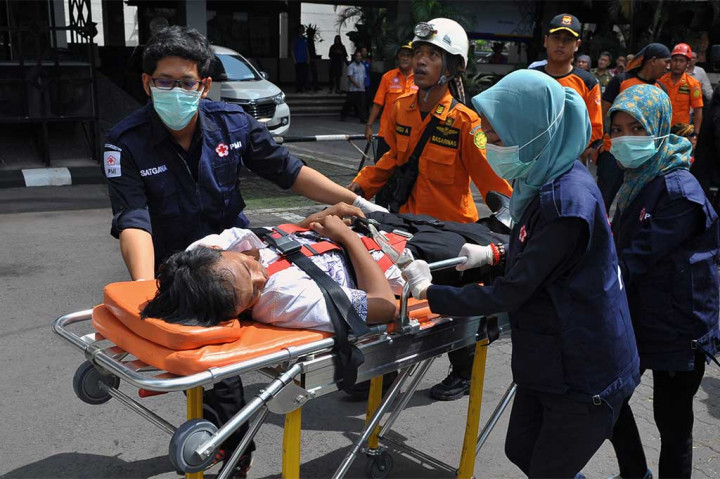 Petugas medis memberikan pertolongan kepada seorang 'korban' gempa dalam simulasi kesiapsiagaan bencana gempa bumi dan musibah kebakaran di Semarang, Jawa Tengah, Rabu (26/4/2017).