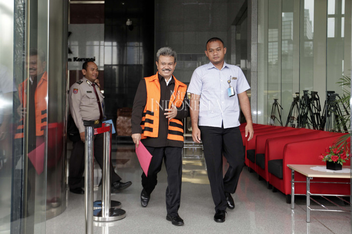 Sekretaris Daerah Kabupaten Kebumen, Jawa Tengah Adi Pandoyo dikawal petugas keluar dari Gedung Merah Putih, KPK, Jakarta, Rabu (26/4/2017).