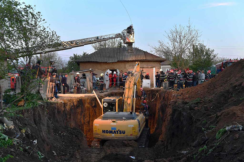 Petugas layanan darurat berusaha menarik anak berusia dua tahun yang secara tidak sengaja terjatuh ke sumur sedalam 16 meter di Balta Sarata, Romania, Selasa (25/4/2017) waktu setempat.