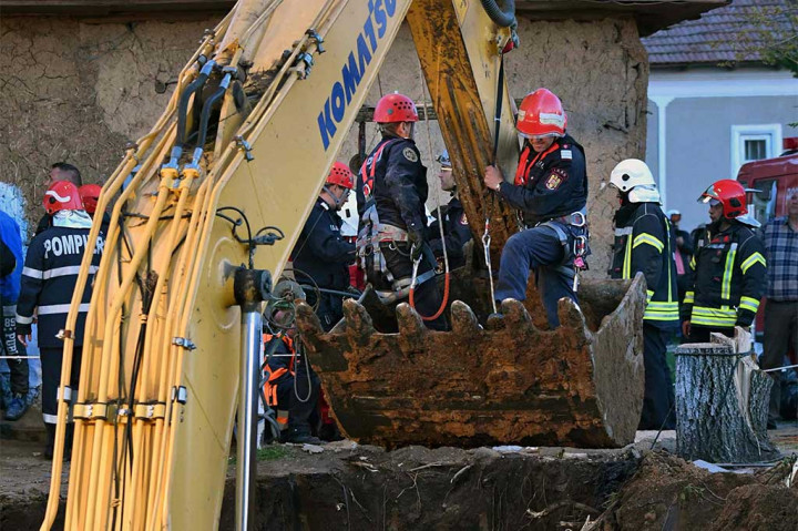 Petugas menggunakan blower udara hangat untuk menghangatkan sumur tempat balita tersebut jatuh. Petugas juga harus menggunakan kamera teleskopik untuk memeriksa kondisi anak itu. 
